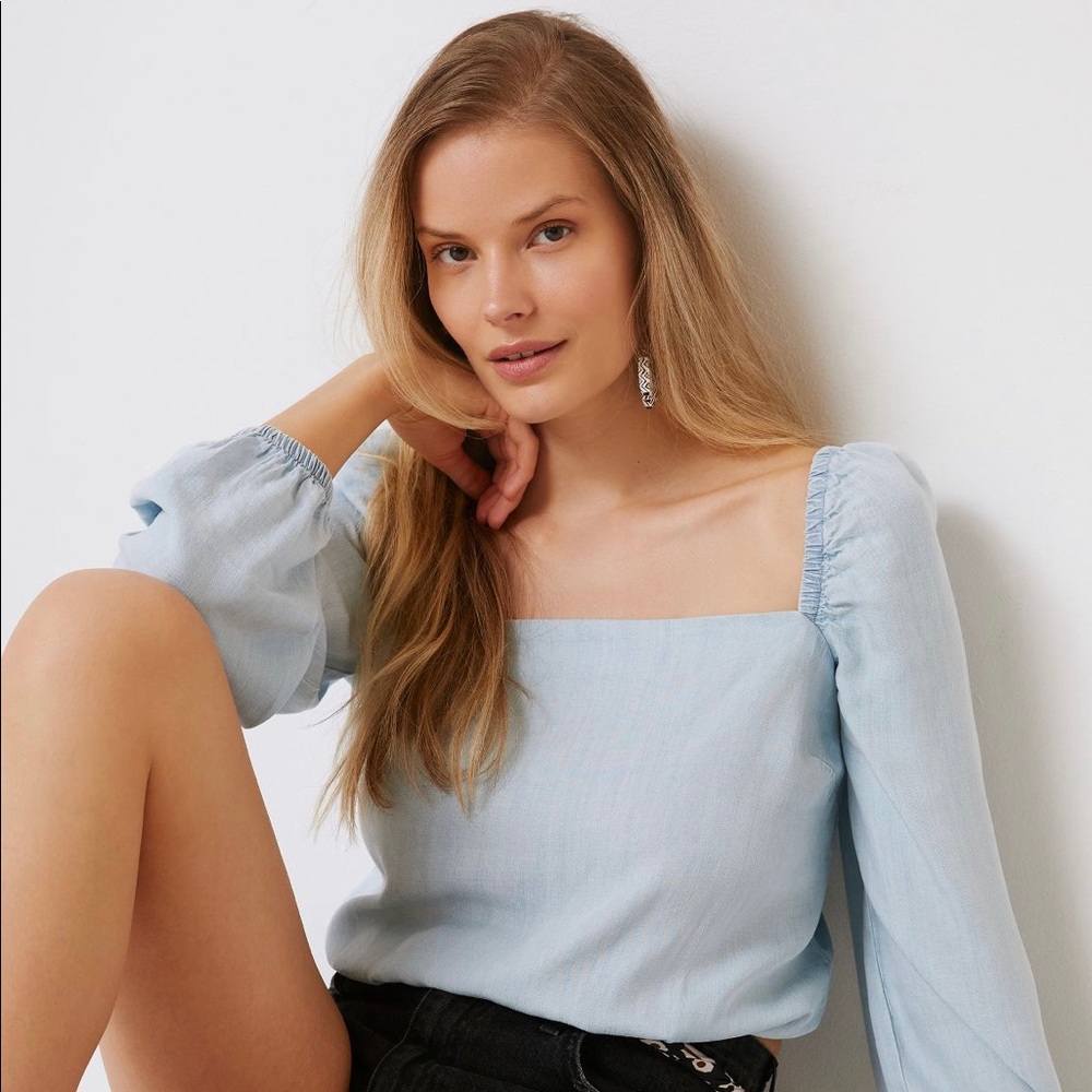 Cloth & Stone Smocked Chambray Top